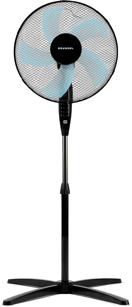 Ventilador de pie Grunkel negro y blanco en una habitación