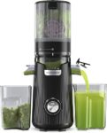 Extractor de zumos ACOQOOS negro en la encimera de una cocina con frutas frescas alrededor