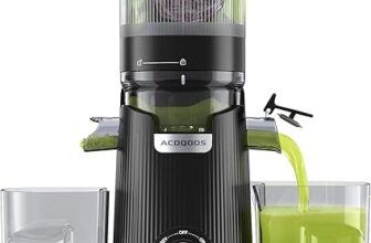 Extractor de zumos ACOQOOS negro en la encimera de una cocina con frutas frescas alrededor