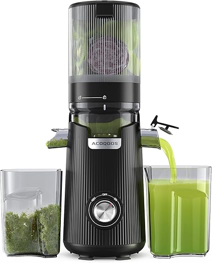 Extractor de zumos ACOQOOS negro en la encimera de una cocina con frutas frescas alrededor