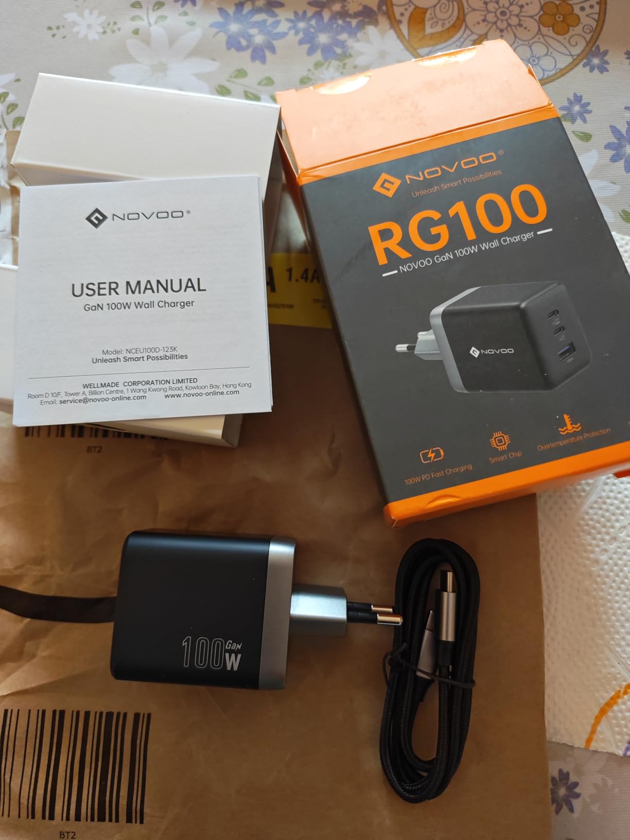 Cargador NOVOO USB-C 100W negro con cable PD, mostrado en varios ángulos