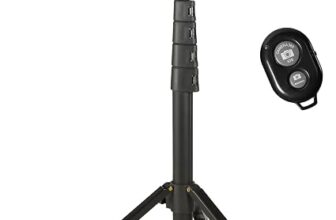 Trípode Amazon Basics negro extendido con teléfono y mando a distancia